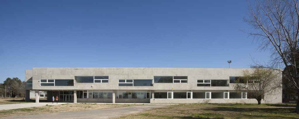 Fachada de la Escuela de Ingeniería Civil, Ciudad Universitaria Rosario